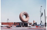 « Big Donut Drive-in », Los Angeles, vers 1970. Avec l’aimable autorisation des artistes et de Venturi, Scott Brown and Associates, Inc., Philadelphie - Crédit photo : DR  