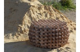 le tabouret el-Qanfud, fabriqué en Tunisie avec 240 tasseaux de bois de section égale (30 x 30 cm) tressés à l’aide de chevilles en bois (agence Arba-) - Crédit photo : DR  