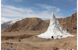 Sonam WANGCHUK - Un "Ice Stupa" dans le désert du Ladakh, système de glaciers artificiels qui stocke l’eau en hiver et la redistribue au printemps - Crédit photo : DR  