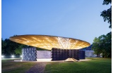 Le pavillon de la Serpentine Gallery conçu par Francis Kéré est ouvert au public jusqu'au 8 octobre - Crédit photo : BAAN Iwan