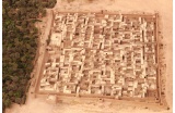 Ksar (village) fortifié, à plan géométrique avec double enceinte, dans la vallée du Drââ (Maroc) entièrement bâti (probablement au XIXe siècle ?) en pisé et adobe. - Crédit photo : DR  