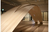 Exposition "Timber Project", EPFL, 2005 par Yves Weynand et Hani Buri. Le prototype en panneaux de LVL "Tress Arc" exploite l'élasticité du matériau. - Crédit photo : © EPFL/IBOIS -