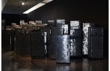 Kader Attia, Untitled (Skyline), 2007-2012, réfrigérateurs, peinture noire, tesselles de miroir © Adagp, Paris 2018 - Crédit photo : Domage Marc
