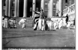 L'actrice allemande Hedwig Reicher portant un costume avec d'autres suffragettes - Crédit photo : DR  
