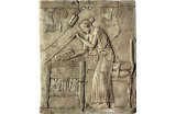 Pinax avec Perséphone plaçant un linge dans un coffre, terre cuite, Ve siècle av. J.-C., musée archéologique de Locri (Italie) - Crédit photo : Rault    Lionel 