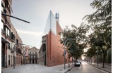 Le centre civique à Barcelone investit la parcelle des anciennes cristalleries Planell, l’une des verreries d’art les plus importantes d’Europe. Quatre cheminées solaires - Crédit photo : Goula Adrià