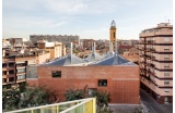 Le centre civique à Barcelone investit la parcelle des anciennes cristalleries Planell, l’une des verreries d’art les plus importantes d’Europe. Quatre cheminées solaires - Crédit photo : GOULA Adria