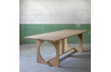 ue de la table T07, également en bois de chêne. Ci-dessus : la table T06, en bois de chêne et plats en laiton. - Crédit photo : Récita  
