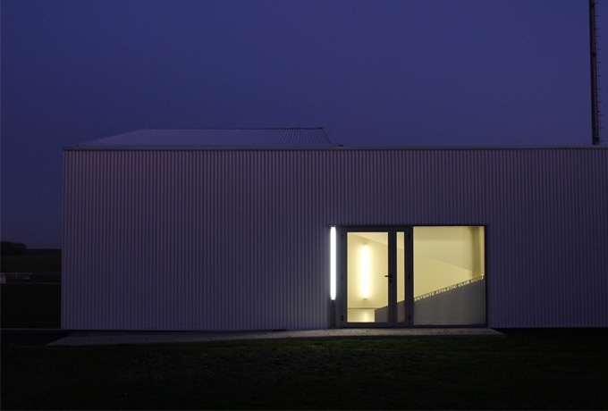 Vue nocturne de l'entrée du bâtiment © OWA<br/> Crédit photo : DR  