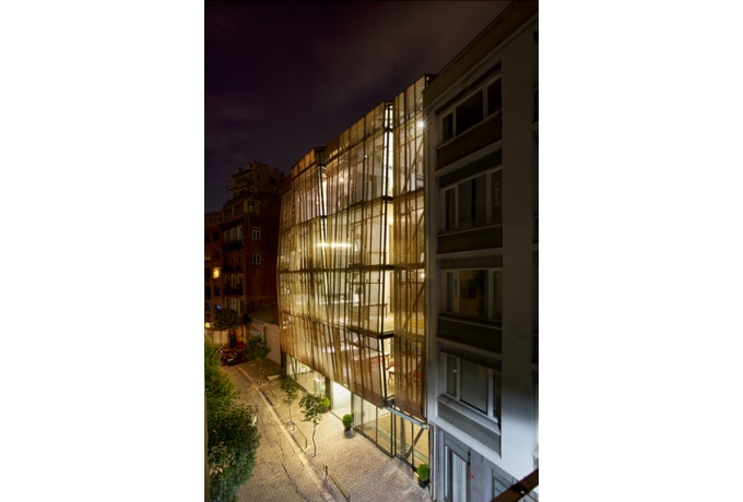 IPERA 25, Istanbul, la peau en bois translucide<br/> Crédit photo : ALATAS Architecture