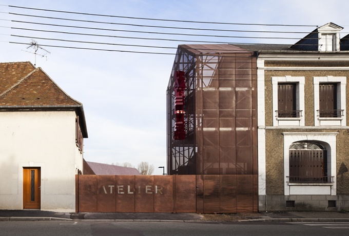 Depuis la rue, le centre culturel se repère par un large portail de cuivre<br/> Crédit photo : BOEGLY Luc