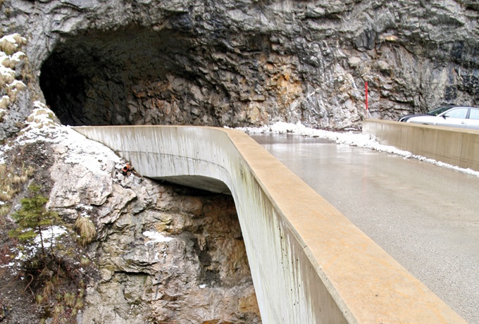 La langue de béton émerge de la gueule du tunnel. Pont Schanerloch (première réalisation)<br/> Crédit photo : CAILLE Emmanuel