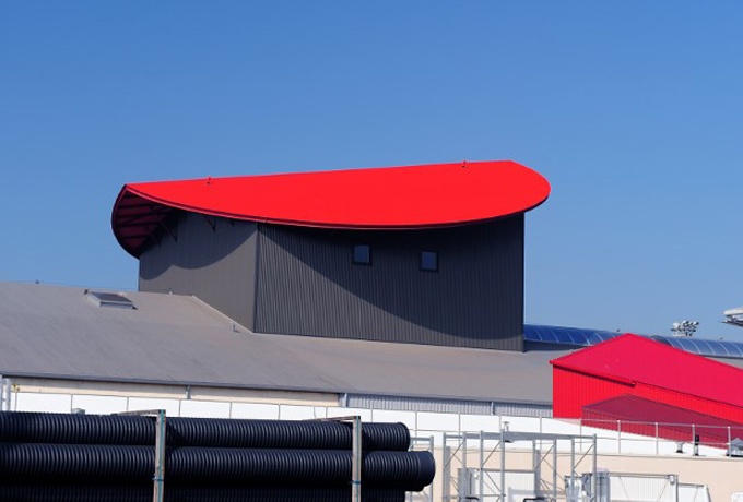 La grande halle surélevée en son centre par une tour de 22 mètres couverte d’un toit rouge ovale<br/> Crédit photo : DE SERRES Léonard