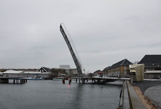 Ouverture. La première aile bascule verticalement au-dessus des canaux de Trangraven et Christianshavns<br/> Crédit photo : FEICHTINGER-FELBER Barbara