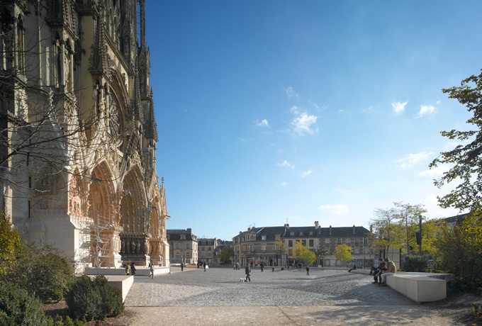 Parvis de la cathédrale de Reims<br/> Crédit photo : HALBE  Roland 