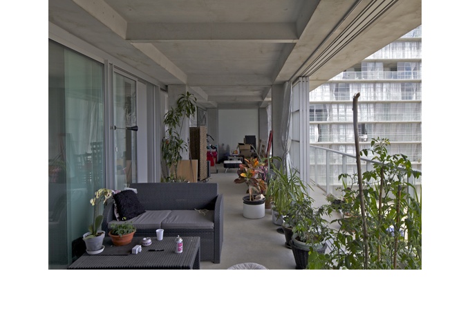 Vue depuis l’un des 530 jardins d’hiver, espaces autonomes fixés devant les façades permettant de rejouer l’usage et le climat à l’intérieur des logements.<br/> Crédit photo : RUAULT Philippe