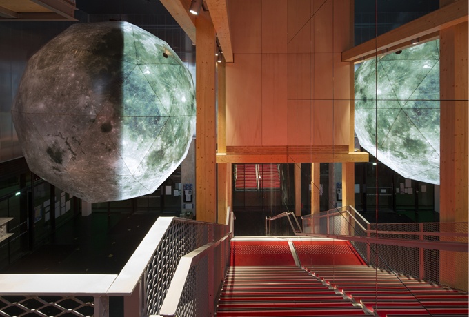 Cette lune géante gonflable et lumineuse, référence au Voyage dans la lune de Méliès, a été réalisée par l’artiste Hans Walter Müller.<br/> Crédit photo : BOEGLY Luc