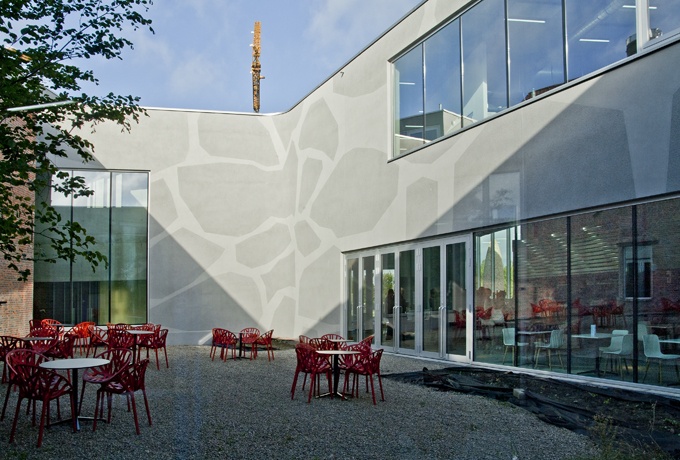 La cafétéria et sa terrasse extérieure lovée dans les plis et replis de la construction neuve.<br/> Crédit photo : CAILLE Emmanuel