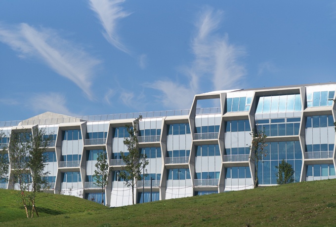 la plus grande façade de bureaux actuelle et son jardin en toiture s’ouvrent sur l’horizon très dégagé d’un nouveau grand parc.<br/> Crédit photo : LANOO Julien