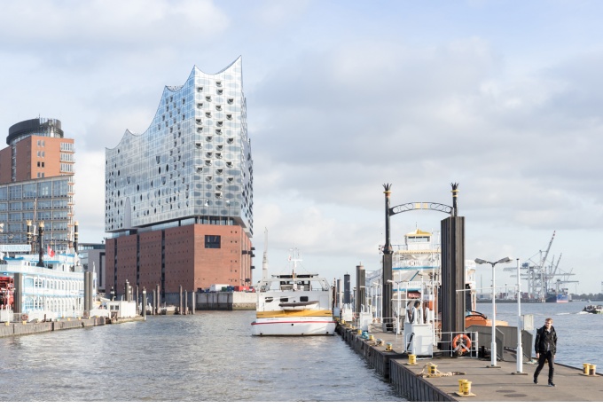 L’Elbphilharmonie est une histoire de superposition. Le bâtiment prend la forme d’un volume de verre posé au-dessus d’un entrepôt de briques (le Kaispeicher A) sur le port de Hambourg.<br/> Crédit photo : BAAN Iwan
