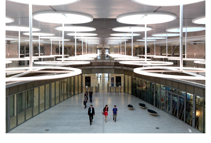 Le hall triangulaire et les anneaux fluorescents qui amplifient l’éclairage naturel.<br/> Crédit photo : PORCHER Jean-Pierre