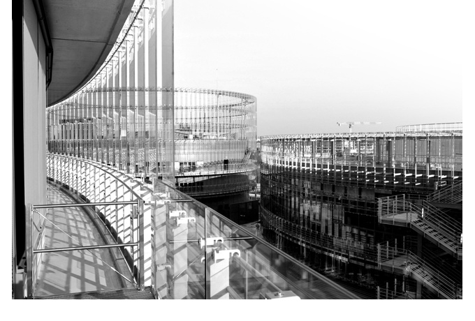 Les cylindres Expérimentation et Accueil (à droite), vus du balcon de l’un des bureaux du centre de recherche.<br/> Crédit photo : PORCHER Jean-Pierre