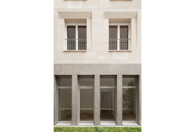 Le rez-de-chaussée en béton armé poncé réinvente le soubassement parisien, traditionnellement réalisé dans un autre matériau que les étages courants, tout en revendiquant la modernité de l'ouvrage.<br/> Crédit photo : Giaime Meloni