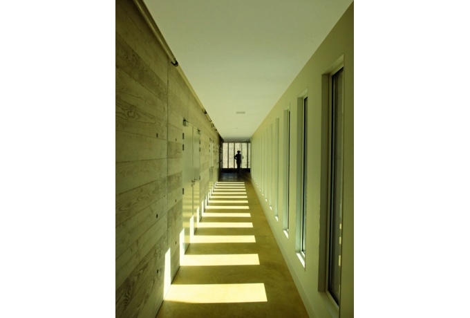 Le couloir des chambres<br/> Crédit photo : Atelier Combas