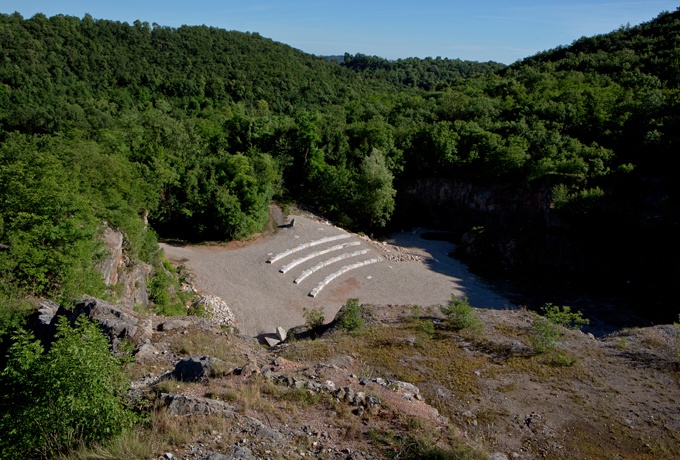 L'amphithéatre aménagé dans la carrière Calderari.<br/> Crédit photo : SIMONETTI Filippo