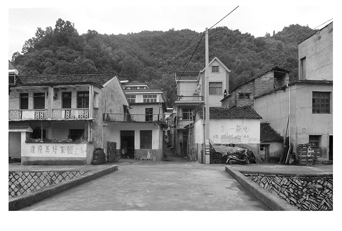 Ancienne entrée de Wencun, avant restauration<br/> Crédit photo : Amateur Architecture Studio  