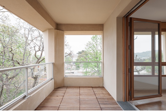  l’une des loggias placées aux quatre angles des immeubles B et D. Ces prolongements extérieurs, de 8 à 12 m2, amplifient aussi les manières de se mouvoir dans les logements © Salem Mostefaoui 