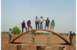 Chantier d'extension de l'école de Gando, Burkina fasso (2002). Test de resistance de la voûte en BTC - Crédit photo : Kéréarchitecture -