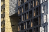 La façade des bureaux de Manuelle Gautrand est habillée d'une résille de volutes en acier inox.  - Crédit photo : SAILLET Érick