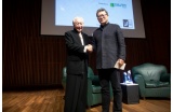 Raymond Moriyama et Li Xiaodong lors de la remise du prix - Crédit photo : DR  