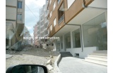 instantanés du développement urbain de Tirana, exposés dans le cadre  de la Biennale Ticab 2009. Juxtapositions criantes d’architectures arrivées sans planification, posées sur des champs et usines devenus zones d’expansion incontrôlée,  pour des maisons a - Crédit photo : dr -