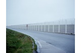  29 km d’un dispositif de haute sécurité : double clôture, l’une de 4m de haut surmontée de fil barbelé concertina arborant des lames de rasoir et l’autre de 3m incliné sur sa hauteur, longe tous les accès au au port et au terminal d’Eurotunnel. - Crédit photo : MURATET Myr