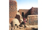 Patrimoine en terre crue au Burkina Faso. Ornementations murales réalisées par des femmes dans la Cour royale de Tiébélé. 2003, Hasselblad 500C avec objectif Planar 2.8/80 - Crédit photo : SCHUITEN Marie