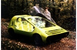 Réalisation d'un prototype de voiture par Pierre Colleu en 1975. - Crédit photo : DR  