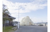 D'une hauteur de 8 m, un agglomérat de bulles en composite de 4 m de diamètre est accroché sur une structure tridimensionnelle en bois qui fait office de cadre. - Crédit photo : Sanaa, Kazuyo Sejima + Ryue Nishizawa