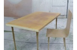 Prototype de table et de chaise en composites bruts de stratification et sans peinture ni finitions. - Crédit photo : Artificial Architecture
