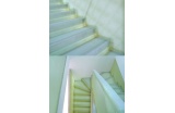 Escalier translucide préfabriqué en panneaux de nid-d'abeilles stratifiés. - Crédit photo : Artificial Architecture