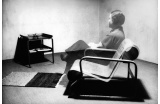 Aino Aalto assise dans son fauteuil ©Alvar Aalto Museum, Artek Collection - Crédit photo : DR  