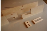 Assemblage des éléments entre eux par des S-Joints clavetés - Crédit photo : WikiHouse CC  
