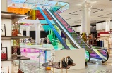 Escalator en verre multicolore, OMA - Crédit photo : JURE KOTNIK Architecture