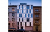 la façade rétroéclairée de la résidence Bieblova, P6PA+Architectes, Prague, 2017 - Crédit photo : HI-MACS -