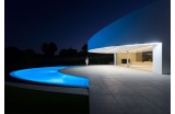 Vue de nuit, terrasse et piscine - Crédit photo : OPAZO Diego
