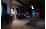 Le soir du vernissage, la galerie était plongée dans un brouillard artificiel créant une atmosphère sombre et une ambiance expérimentale. - Crédit photo : Bouziges Florian 