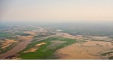 Vue aérienne de la confluence des fleuves Niger et Bani lors de leur passage à Mopti, prise peu avant l’atterrissage à l’aéroport de Sévaré - Crédit photo : Rigby Ibai