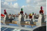  Les cheminées de ventilation naturelle (avec récupération de chaleur) installées sur les toits des logements de l’écoquartier BedZED, réalisé au début des années 2000 à Wallington, dans la banlieue sud de Londres. - Crédit photo : CHANCE Tom