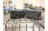 Prototypes de briques cimentbiochar produites en 2020 par la team Jackalope de la faculté de sciences appliquées de Rochester (États-Unis). - Crédit photo : Hajim school, University of Rochester  